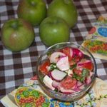 Салат с редисом, черемшой и фетой