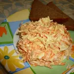 Салат из колбасного сыра и моркови