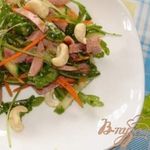 Салат  Юлечка (руккола, ветчина, морковь, огурец и кешью)