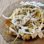 Теплый салат с омлетом и курицей