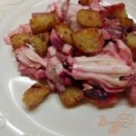 Свекольный салат с капустой и гренками