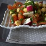 Овощной салат с нутом и зеленью