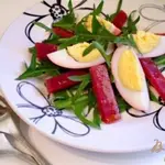 Салат из маринованных яиц, свеклы и листьев одуванчика
