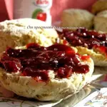 Злаковые сконы с вишневым конфитюром