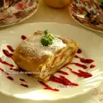 Блинный рулет с творожной начинкой под соусом Рояль
