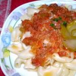 Макароны с кисло-сладким соусом из кислых огурцов и томатов