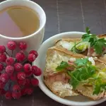 Тосты с пореем, фетой и беконом