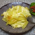 Картофель с яично-сметанной заливкой в мультиварке