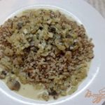 Гречка под луково-грибным соусом