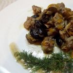 Говядина с овощами и черносливом