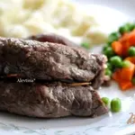 Мясные рулетики с орехами и вялеными помидорами