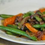 Зеленая фасоль с карамелизированым луком