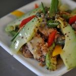Тунец с авокадо и каперсами