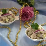 Салат с селедкой и яблоком