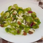 Салат с брюссельской капустой и изюмом