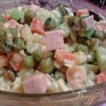 Салат овощной с колбасой