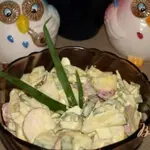 Салат из молодой редиски и огурца