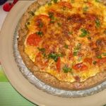 Ореховый пирог с черемшой, беконом и яйцом
