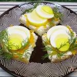 Канапе с двумя видами сыра и маринованными яйцами