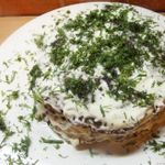 Печеночный торт со сметаной и чесноком