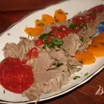 Отварная говядина под сливовым соусом