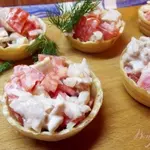 Тарталетки с помидорами и курицей