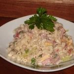 Горячий салат из макарон и ветчины