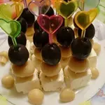 Канапе из сыра маринованного, грибов и оливок