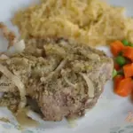 Cвиные отбивные с хреном и яблоком