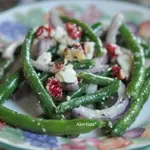 Салат с зеленой фасолью,с сыром фета и орехами