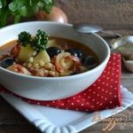 Густой суп с перловкой и маслинами