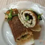 Рулет из омлета с горошком