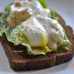 Цезарь салат с яйцами пашот