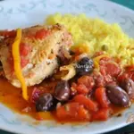 Куриные бедрышки с перцем каперсами,оливками