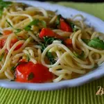 Спагетти с томатами и рукколой