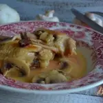 Куриные бедрышки с грибами в белом вине