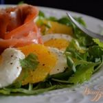 Салат с моцареллой, апельсином и копченой семгой