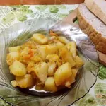 Рассыпчатый картофель с томатом на свином сале