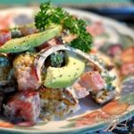 Салат с авокадо и гренками