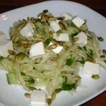 Легкий салат с фетой и тыквенными семечками