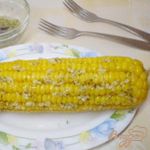 Отварная кукуруза с чесноком и зеленью