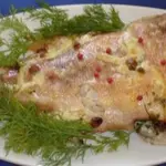 Запеченый окунь с изюмом