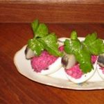 Яйца, фаршированные овощами и селедкой