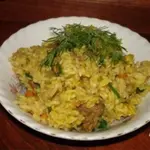 Мясо с гарниром из риса, с черносливом и черемшой