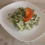 Овощной салат с черемшой и куриным мясом со сметаной