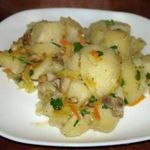 Тушеный картофель с луком пореем и грибами