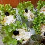 Салат с креветками, ананасом и чесноком