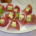 Канапе из балычка с огурцом и сулугуни