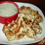 Маринованная курица на гриле с огуречным соусом