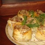 Ореховые столбики из слоеного теста с ветчиной и сыром